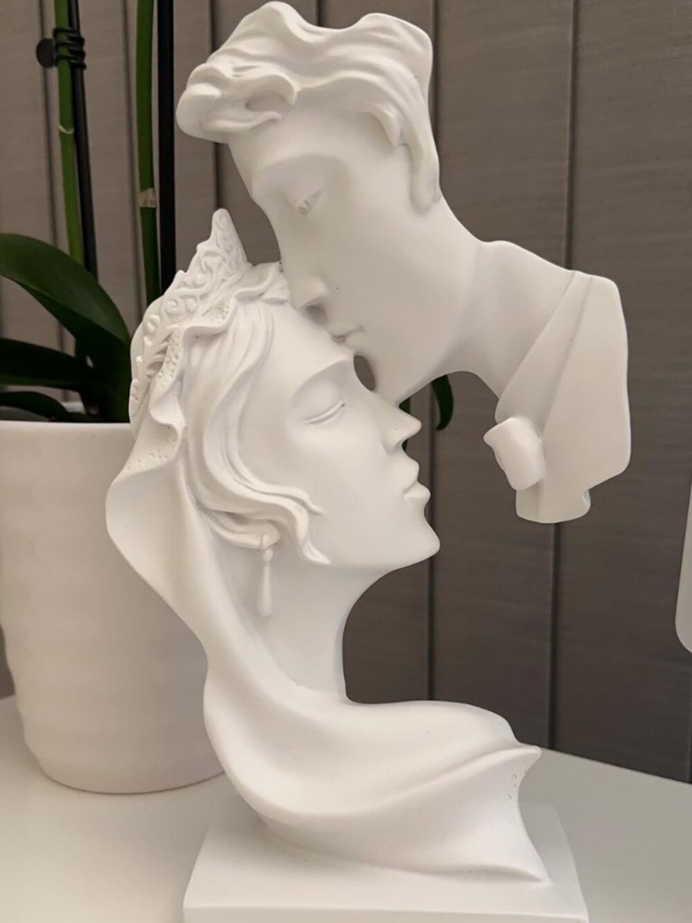 Couple Kissing White Sculpture Abstract Romantic Resin Statue Home Wedding Décor